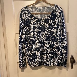 Old Navy black and white sweater. Size XL